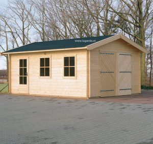 Garage G1 van Woodpro is een ruime garage met zadeldak. Deze garage heeft een dubbele deur aan de voorkant en een extra deur aan de zijkant