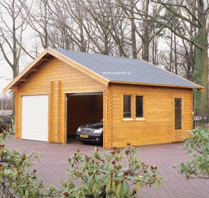 Woodpro garage G7 met zadeldak heeft een erg robuuste constructie, heeft twee roldeuren aan de voorkant en aan de zijkant een extra deur