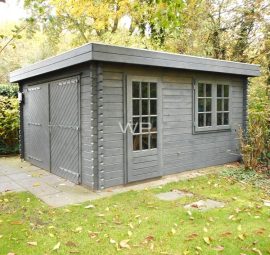 Grote houten garage met plat dak